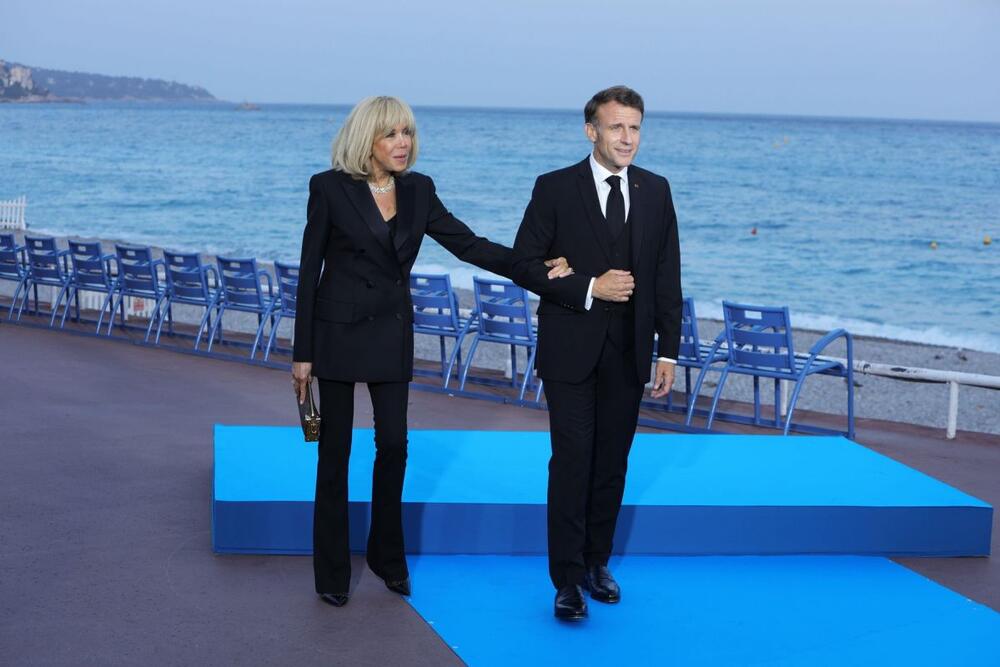 <p>Crni stajling Brižit Makron pokazalo nam je još jednom kako naizgled jednostavni modni komadi mogu da se iskombinuju u izdanje o kojem će se dugo pričati.</p>