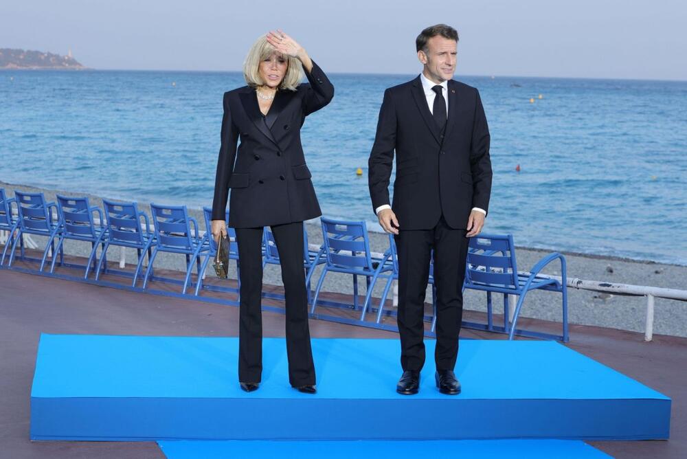 <p>Crni stajling Brižit Makron pokazalo nam je još jednom kako naizgled jednostavni modni komadi mogu da se iskombinuju u izdanje o kojem će se dugo pričati.</p>