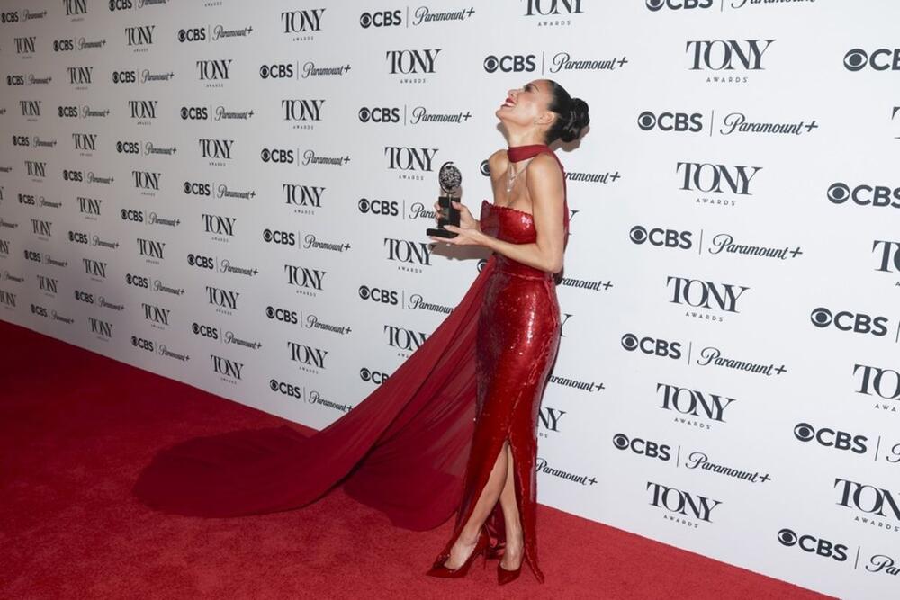 <p>Pevačica i glumica Nikol Šercinger osvojila je Toni nagradu za najbolju glumicu u filmu "Sunset Boulevard", a na dodeli se pojavila u haljini inspirisanoj Džesikom Rebit koja je istakla njenu liniju i omađijala sve prisutne. </p>