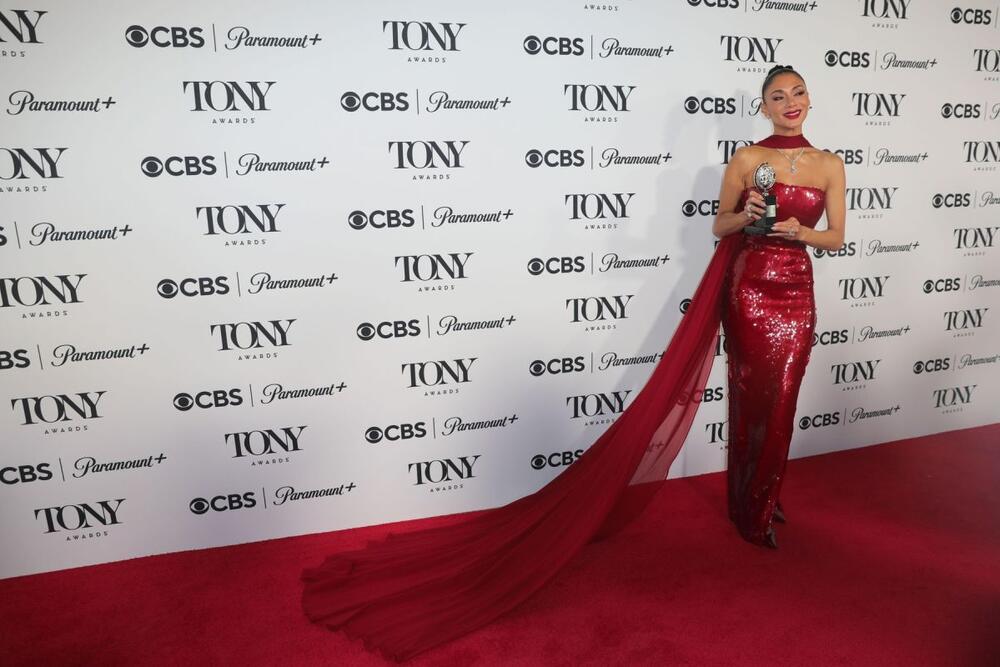 <p>Pevačica i glumica Nikol Šercinger osvojila je Toni nagradu za najbolju glumicu u filmu "Sunset Boulevard", a na dodeli se pojavila u haljini inspirisanoj Džesikom Rebit koja je istakla njenu liniju i omađijala sve prisutne. </p>