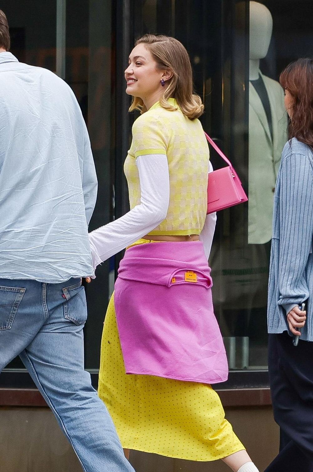 <p>Ovaj neobični <em>street style</em> <em>look </em>je savršen primer kako se sa malo hrabrosti može postići osvežavajući i podmlađujući efekat.</p>