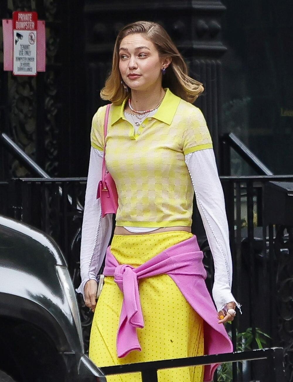 <p>Ovaj neobični <em>street style</em> <em>look </em>je savršen primer kako se sa malo hrabrosti može postići osvežavajući i podmlađujući efekat.</p>