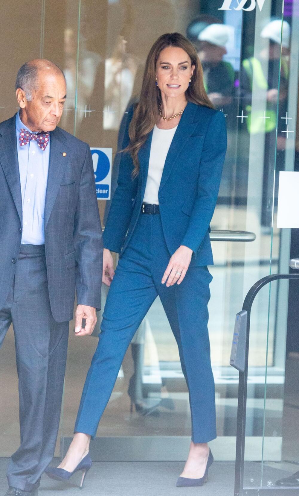 Kejt Midlton u plavom odelu brenda Alexander McQueen