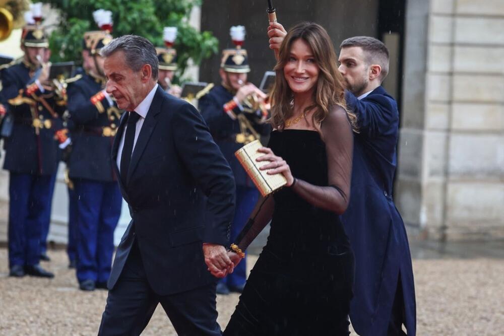 <p>Karla Bruni se pojavila u kreaciji Ralfa Lorena koja je spoj elegancije, jednostavnosti i prefinjenosti.</p>