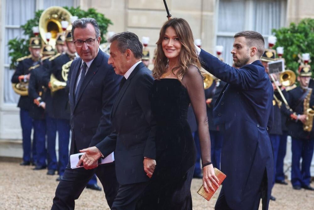 <p>Karla Bruni se pojavila u kreaciji Ralfa Lorena koja je spoj elegancije, jednostavnosti i prefinjenosti.</p>