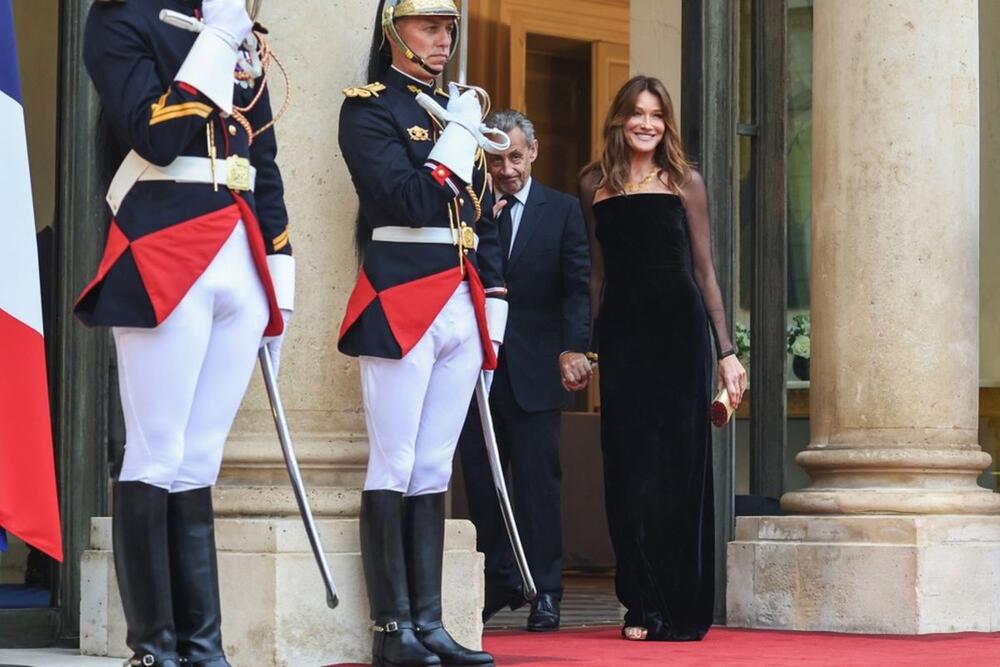 <p>Karla Bruni se pojavila u kreaciji Ralfa Lorena koja je spoj elegancije, jednostavnosti i prefinjenosti.</p>