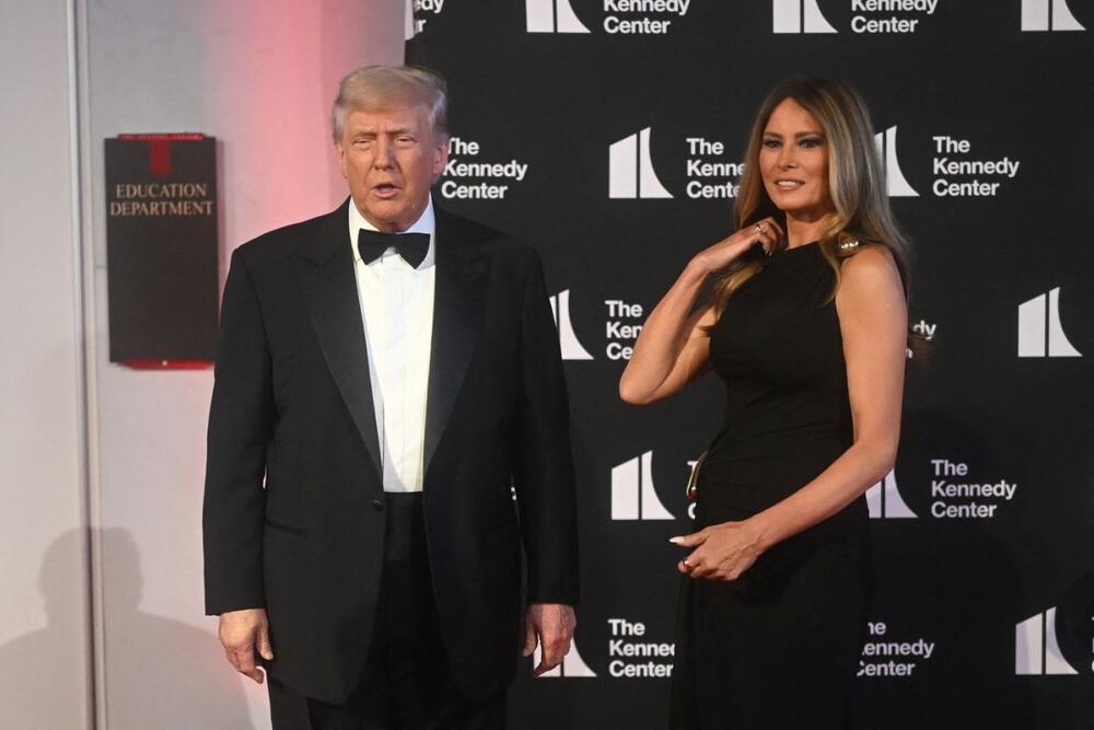 <p>Melanija Tramp je sinoć viđena u javnosti posle dužeg vremena. A za tu priliku čuvala je haljinu koja je čista magija.</p>