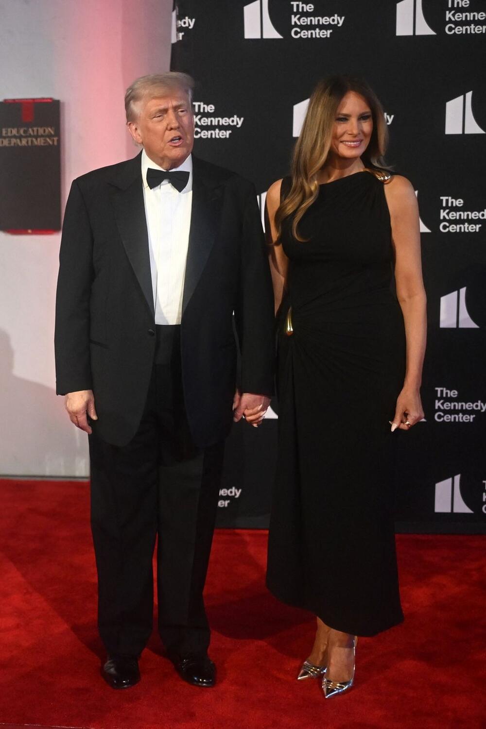 <p>Melanija Tramp je sinoć viđena u javnosti posle dužeg vremena. A za tu priliku čuvala je haljinu koja je čista magija.</p>