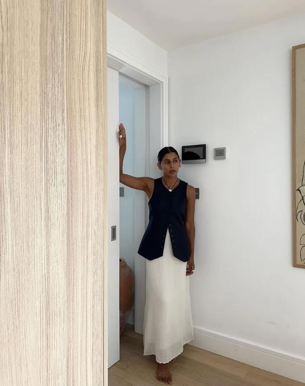 Crni prsluk + bela suknja