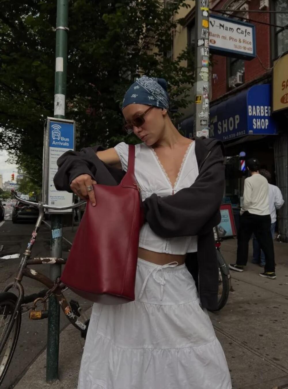 Beli top + bela suknja + predimenzionirana tote torba u statement boji