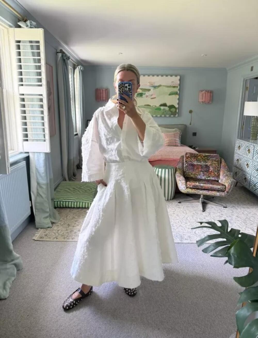 Bela košulja + bela suknja A-kroja + crna obuća