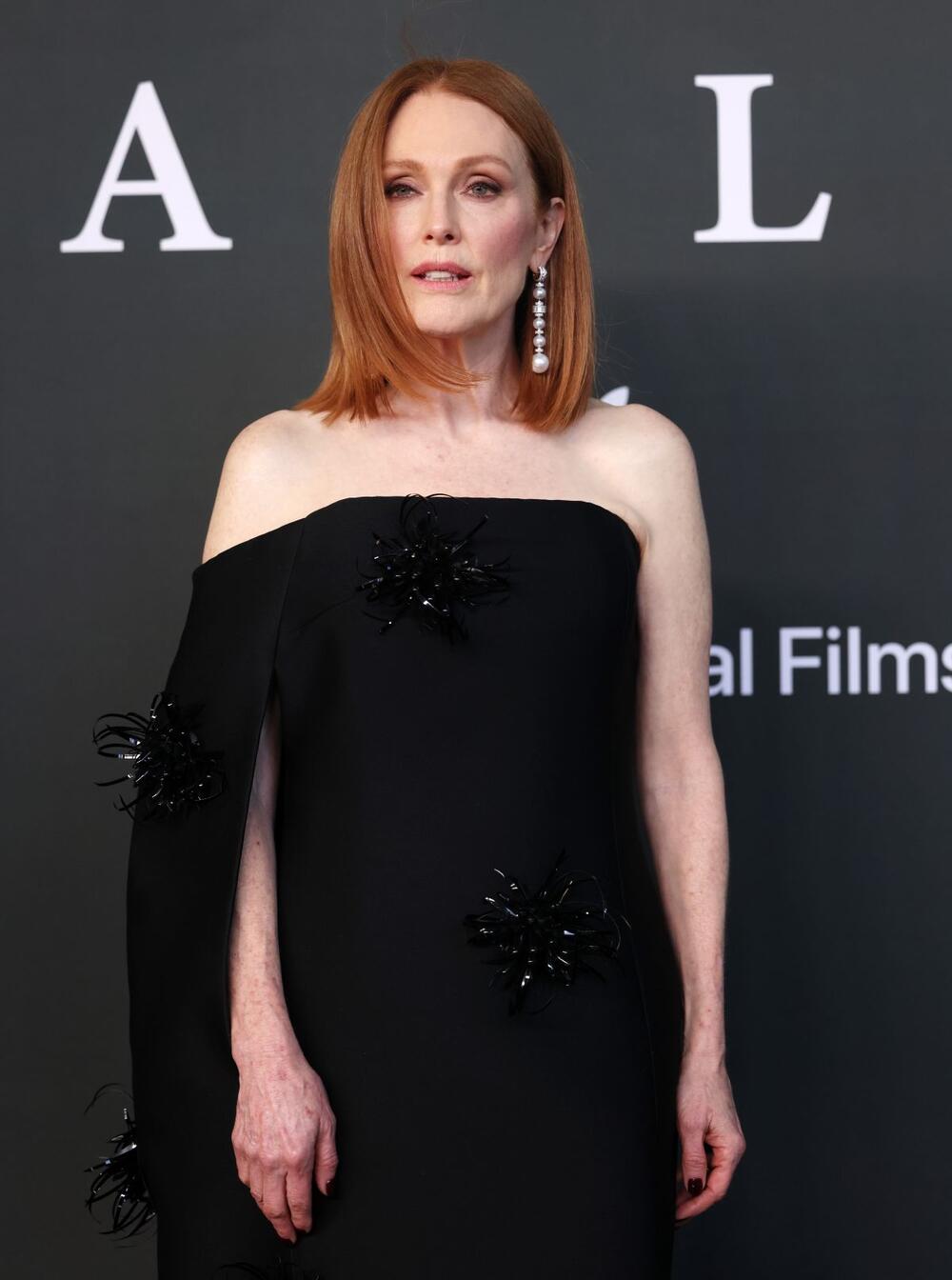 Džulijen Mur nedavno je skratila kosu i svoje duge, crvene uvojke zamenila cluvicut bob frizurom