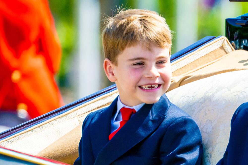 LUI VOLI DA SE GLUPIRA, ALI ČARLSU TO IZGLEDA NE SMETA 