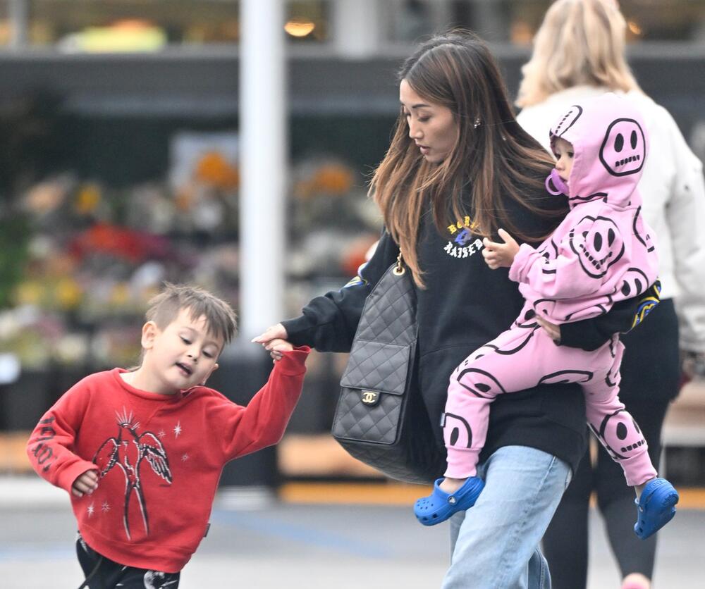 Holivudska glumica Brenda Song sa sinovima Dakotom i Karsonom 