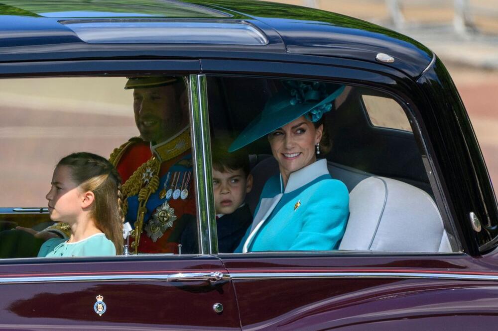 Princeza Šarlot je na Pozdravu bojama bila modno usklađena sa mamom, Kejt Midlton, ali je svoju prabaku Elizabetu Drugu nosila u srcu