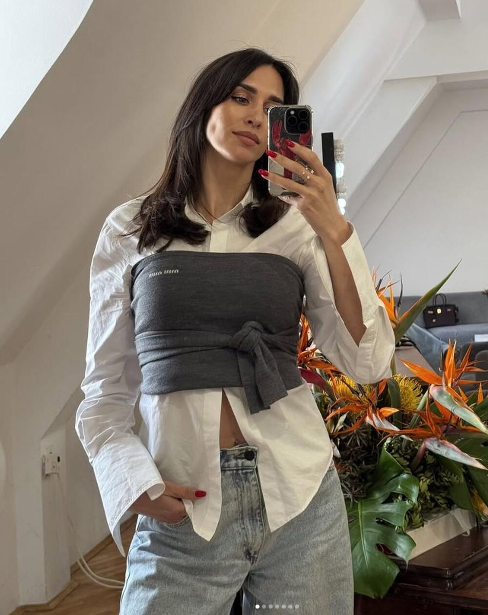 Jelisaveta Orašanin ponela je džemper Miu Miu sa čamac-izrezom kao krop top uz farmerke i belu košulju