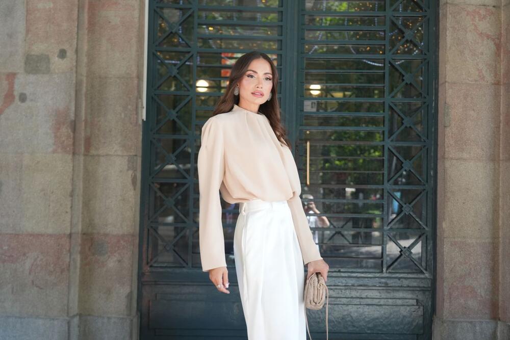 <p>Pevačica Emina Jahović prošetala je u krajnje jednostavno, a tako efektnoj kombinaciji i pokazala još jednom kako je potrebno investirati u jednobojne komade koje možete da uklopite u raznim izdanjima.</p>