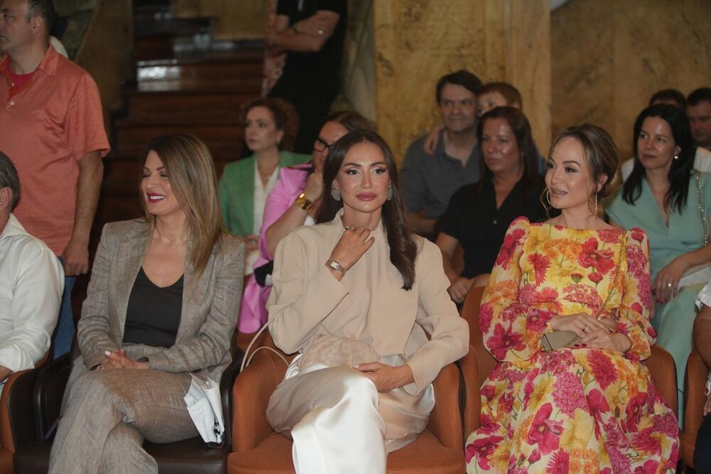 <p>Pevačica Emina Jahović prošetala je u krajnje jednostavno, a tako efektnoj kombinaciji i pokazala još jednom kako je potrebno investirati u jednobojne komade koje možete da uklopite u raznim izdanjima.</p>