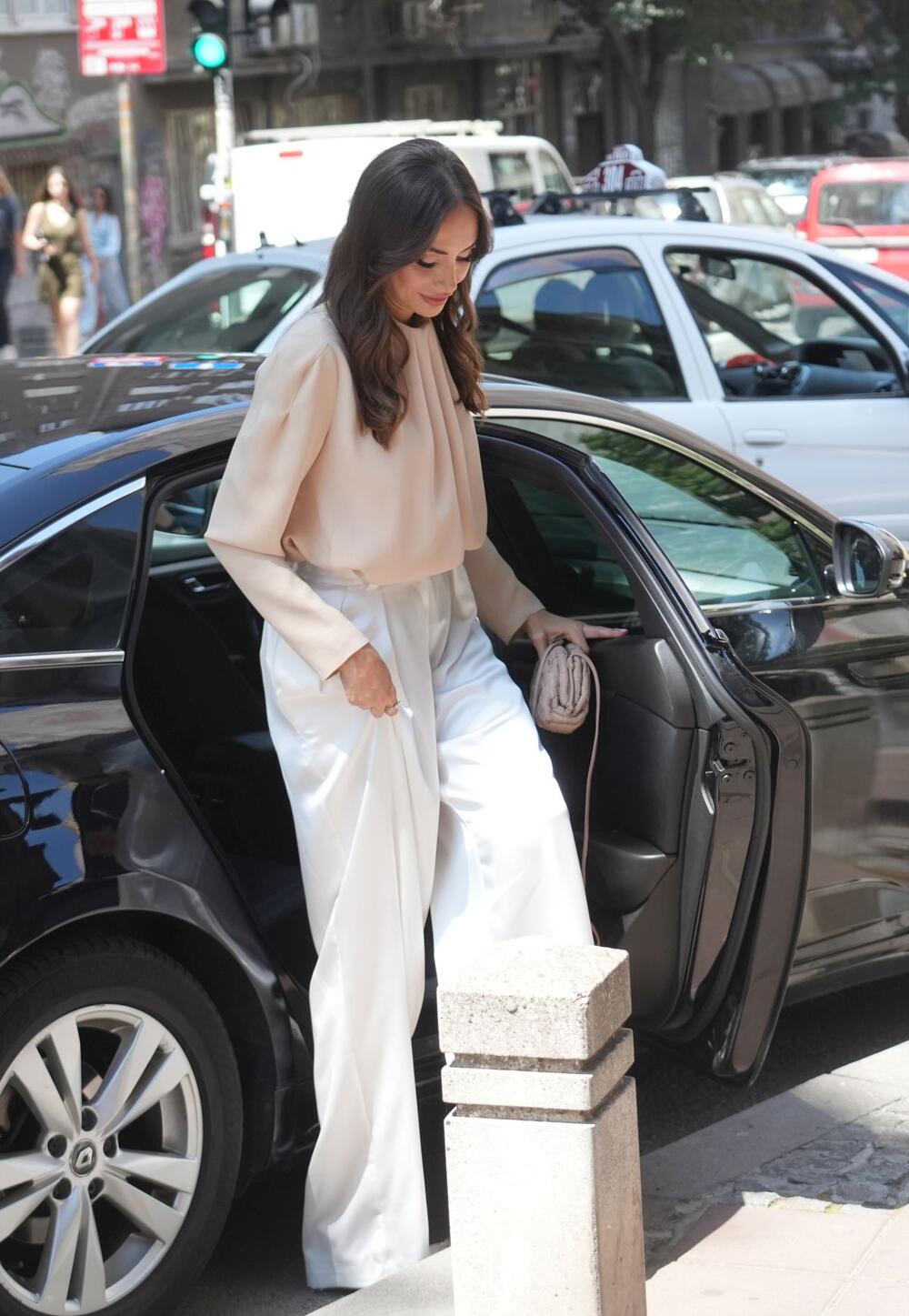 <p>Pevačica Emina Jahović prošetala je u krajnje jednostavno, a tako efektnoj kombinaciji i pokazala još jednom kako je potrebno investirati u jednobojne komade koje možete da uklopite u raznim izdanjima.</p>