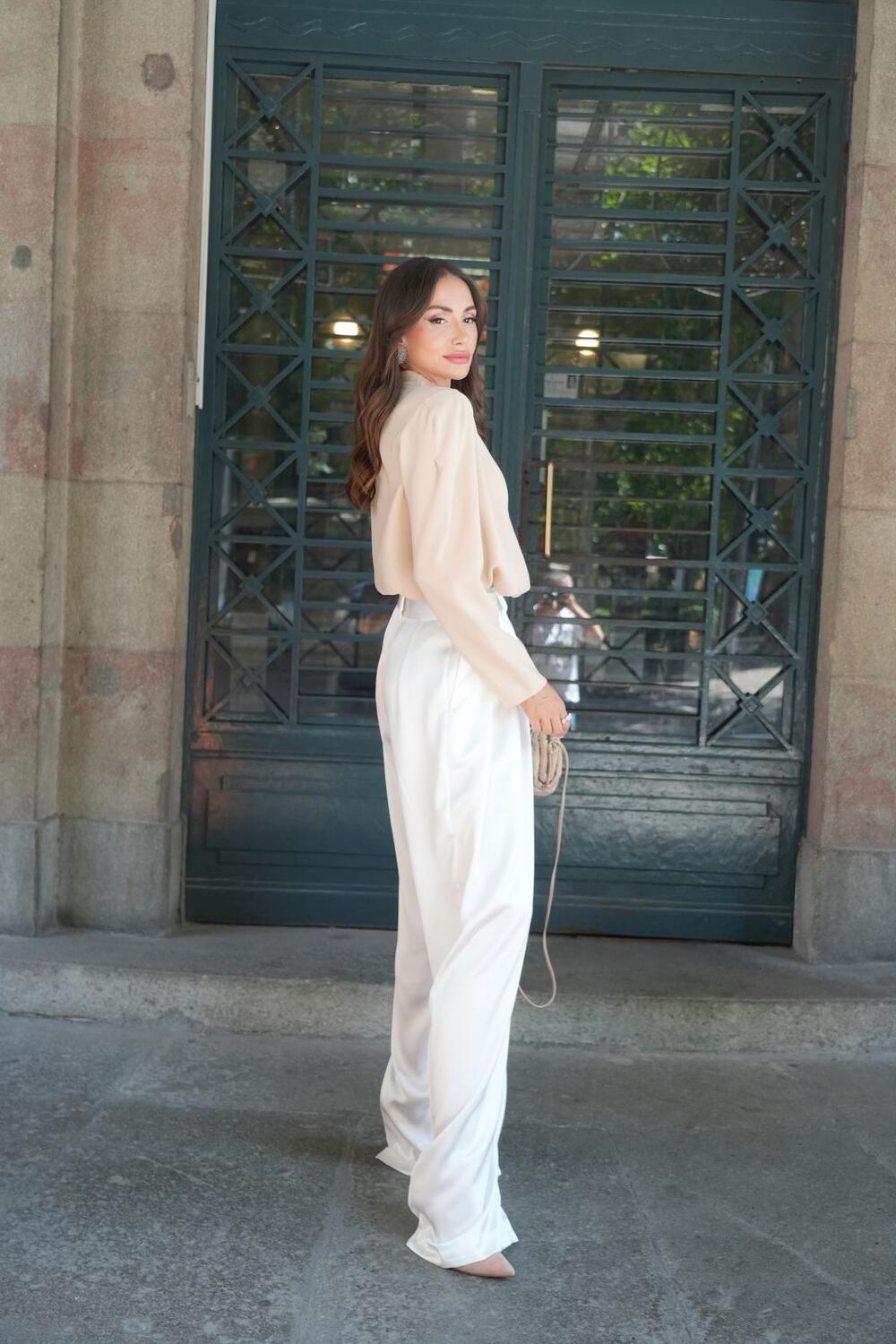 <p>Pevačica Emina Jahović prošetala je u krajnje jednostavno, a tako efektnoj kombinaciji i pokazala još jednom kako je potrebno investirati u jednobojne komade koje možete da uklopite u raznim izdanjima.</p>