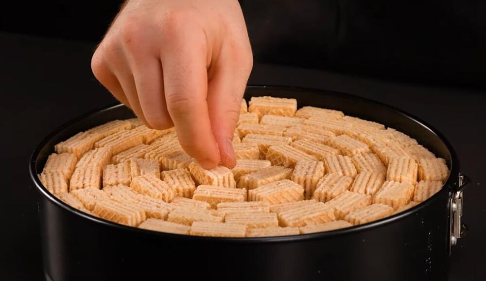 Isecite napolitanke na pola, pa poređajte u krug