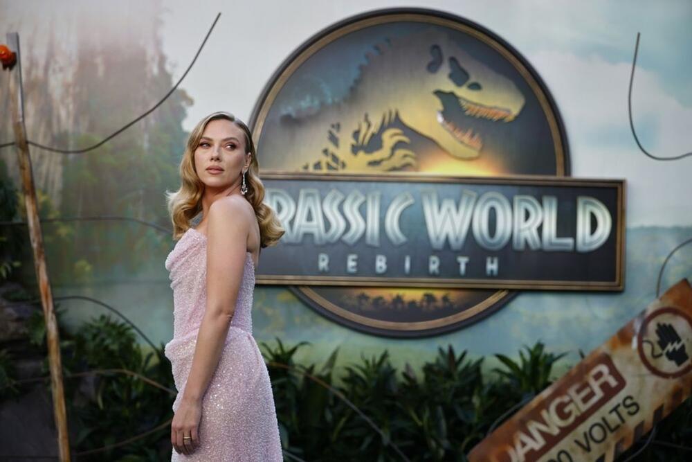 <p>Glumica Skarlet Johanson očarala je sinoć London u roze korset haljini koja je rađena po meri.</p>