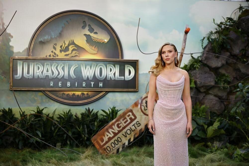 <p>Glumica Skarlet Johanson očarala je sinoć London u roze korset haljini koja je rađena po meri.</p>