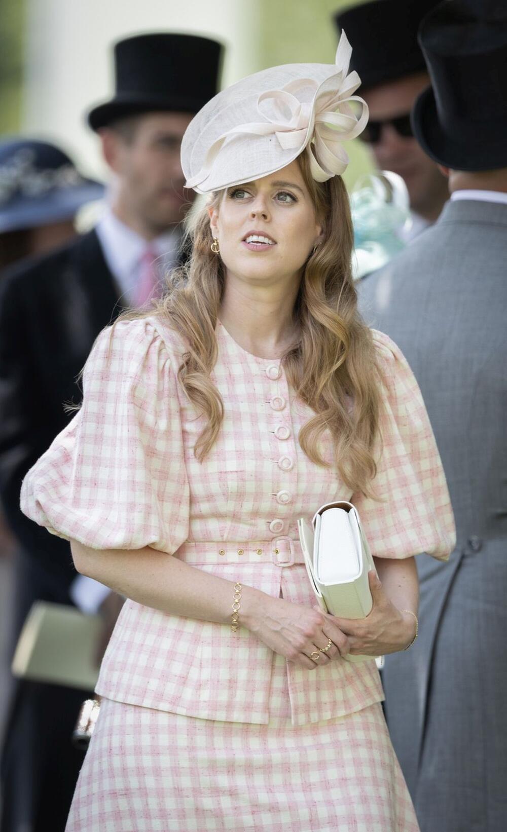 <p>Princeza Beatris se pojavila juče na konjičkim trkama Royal Ascot i oduševila modnim izdanjem koje je mnoge podsetilo na princezu Dajanu.</p>