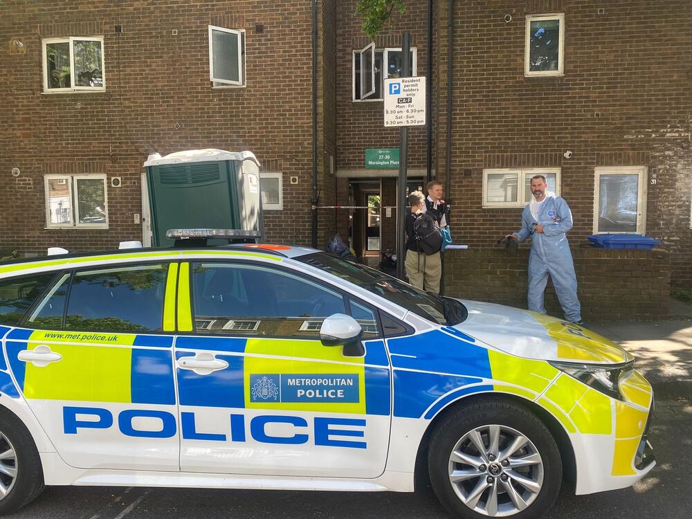 Policija ispred kuće Dženifer Abot u Kamdenu