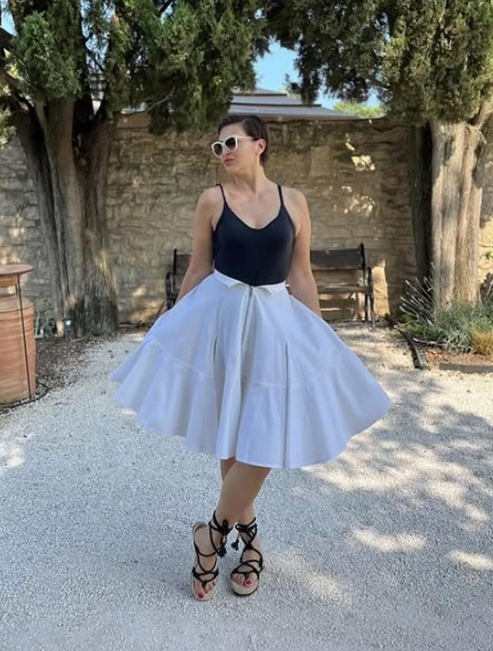 Nina Badrić uz beloj midi-suknji
