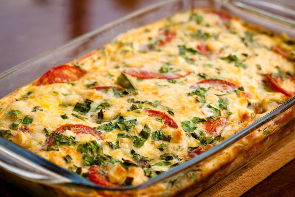 Zapečene tikvice s piletinom i paradajzom, posute rendanim kačkavaljem