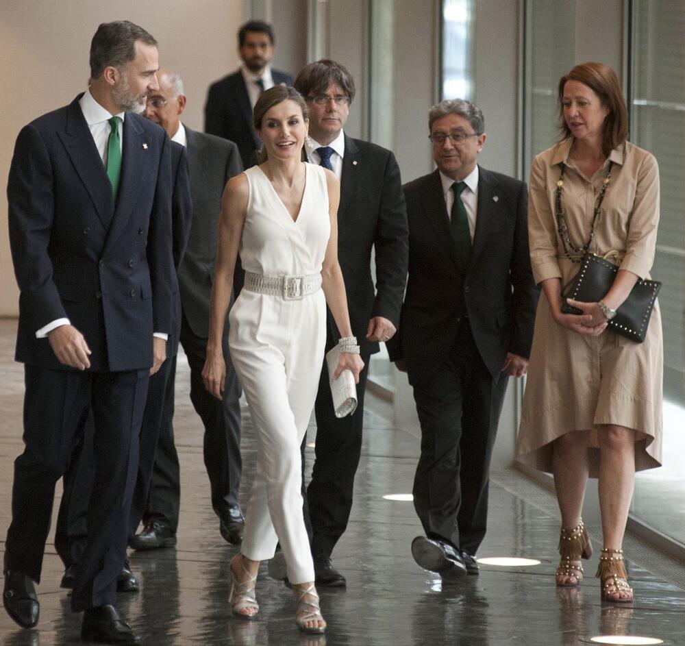 Španska kraljica Leticija u belom kombinezonu bez rukava