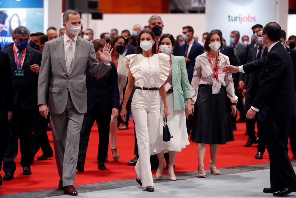 Kraljica Leticija od Španije u kombinezonu brenda IQ Collection