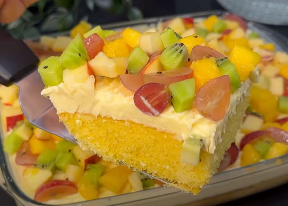 Voćni kolač sa žutim filom i korom