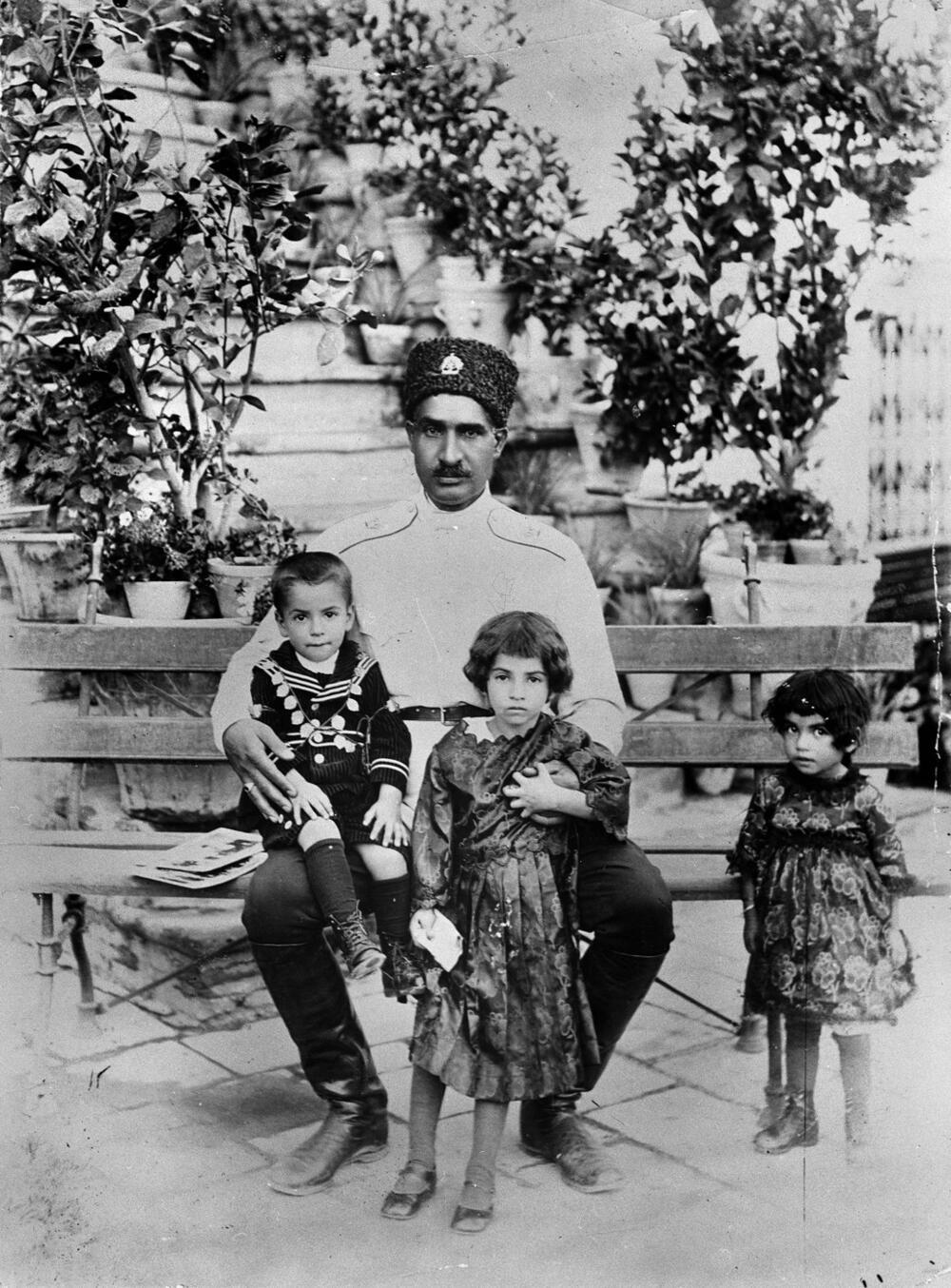 Šah Reza Pahlavi s decom i mahom Mohamedom Rezom na krilu