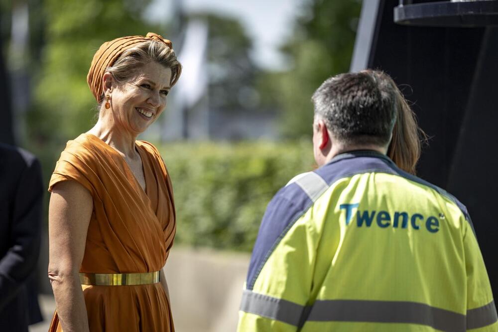 Kraljica Maksima od Holandije na otvaranju fabrike kompanije "Twence"  u narandžastoj midi-haljini Matijsa van Bergena