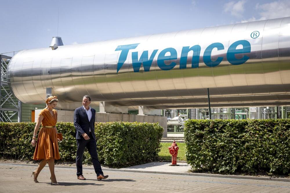 Kraljica Maksima od Holandije na otvaranju fabrike kompanije "Twence"  u narandžastoj midi-haljini Matijsa van Bergena