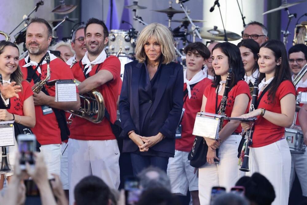 <p>Kao i uvek, prva dama Francuske briljira modnim kombinacijama.</p>