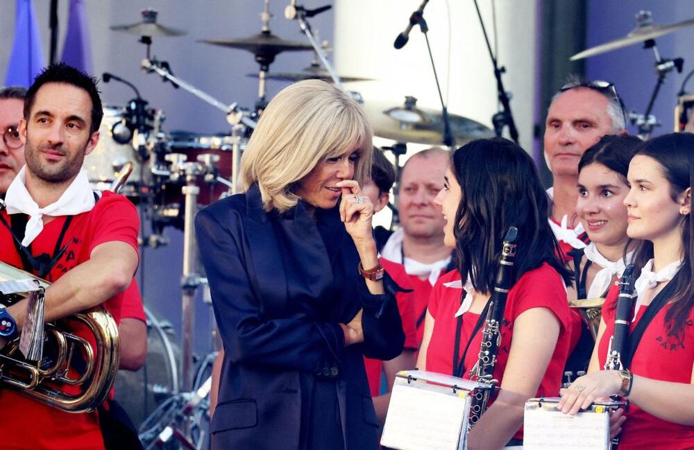 <p>Kao i uvek, prva dama Francuske briljira modnim kombinacijama.</p>