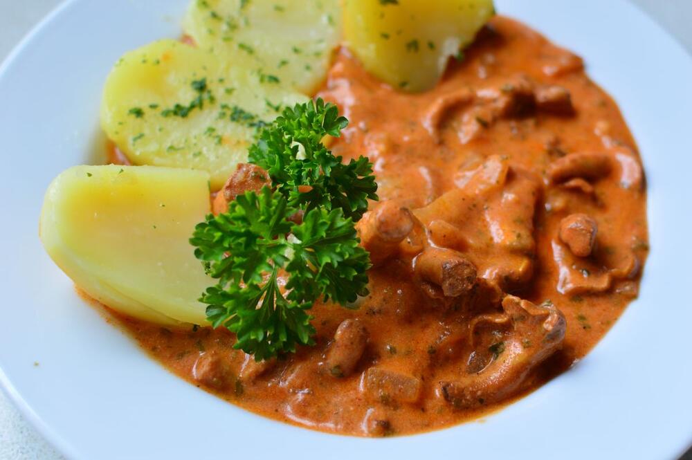 Gulaš od šampinjona sjajan je s kuvanim krompirom