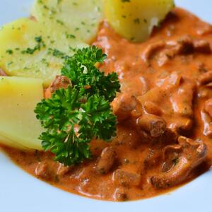 Posni gulaš od šampinjona savršen uz krompir na sve načine: Pun je hranljivih materija, zasitan i izdašan (RECEPT)