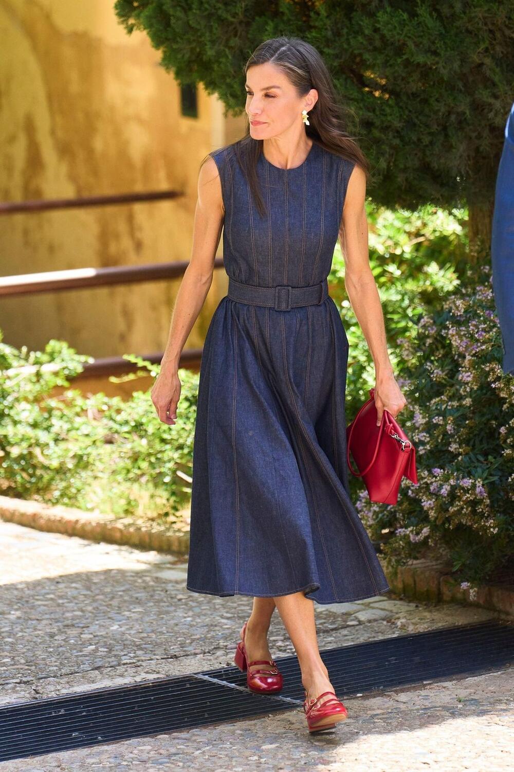 Kraljica Leticija od Španije u crvenim Sézane cipelama otvorene pete