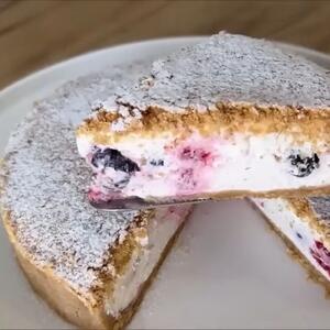 Osvaja na prvi zalogaj: Ova voćna keks torta najlepša je koju ćete probati – kremasta je i pravo malo remek-delo