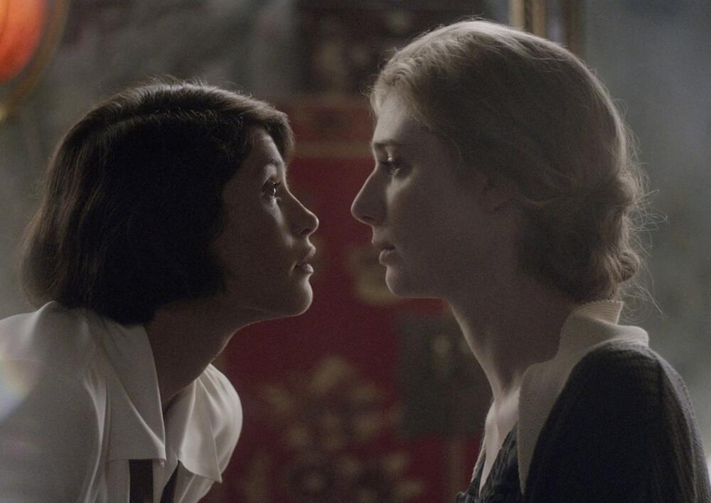 Džema Arterton kao Vita Sakvil-Vest i Elizabet Debicki kao Virdžinija Vulf u filmu 'Vita & Virdžinija'