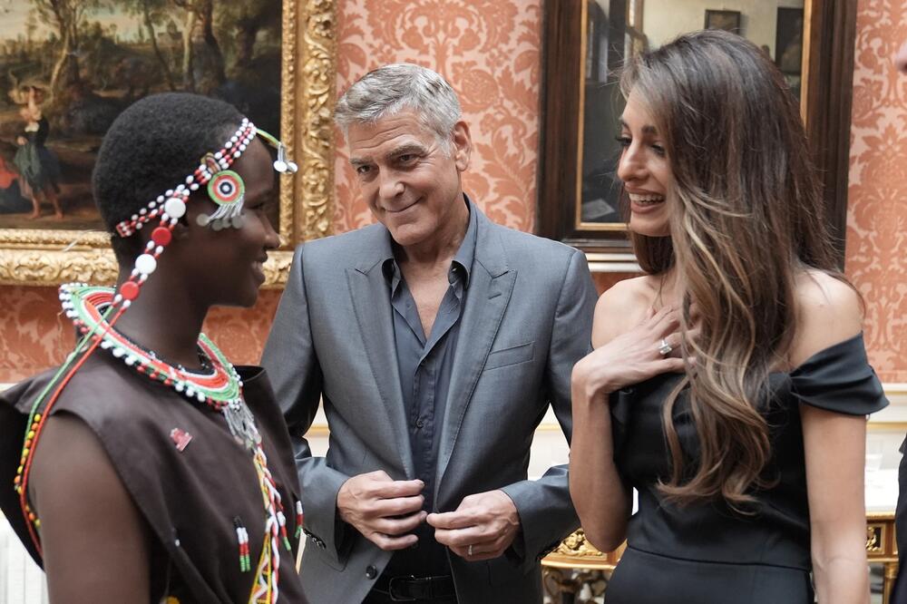 Džordž i Amal Kluni u Bakingemskoj palati sa devojkom iz Kenije po imenu Alis