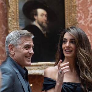 Mala crna haljina pred kojom je i kralj Čarls zanemeo: Kad je Amal Kluni kročila u Bakingemsku palatu, desila se magija