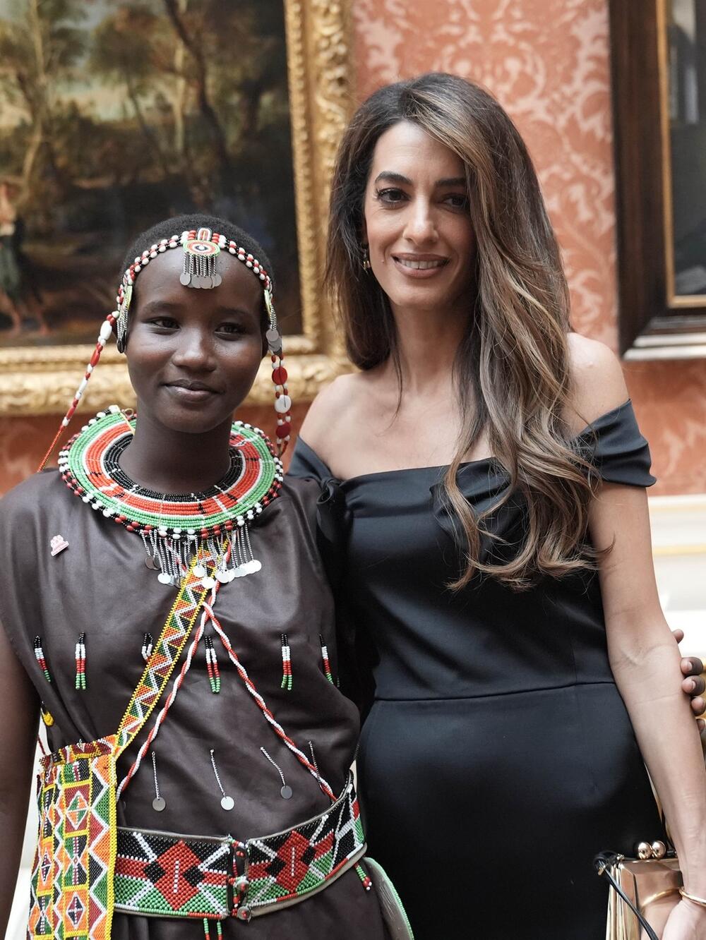 Amal Kluni u Bakingemskoj palati sa devojkom iz Kenije po imenu Alis