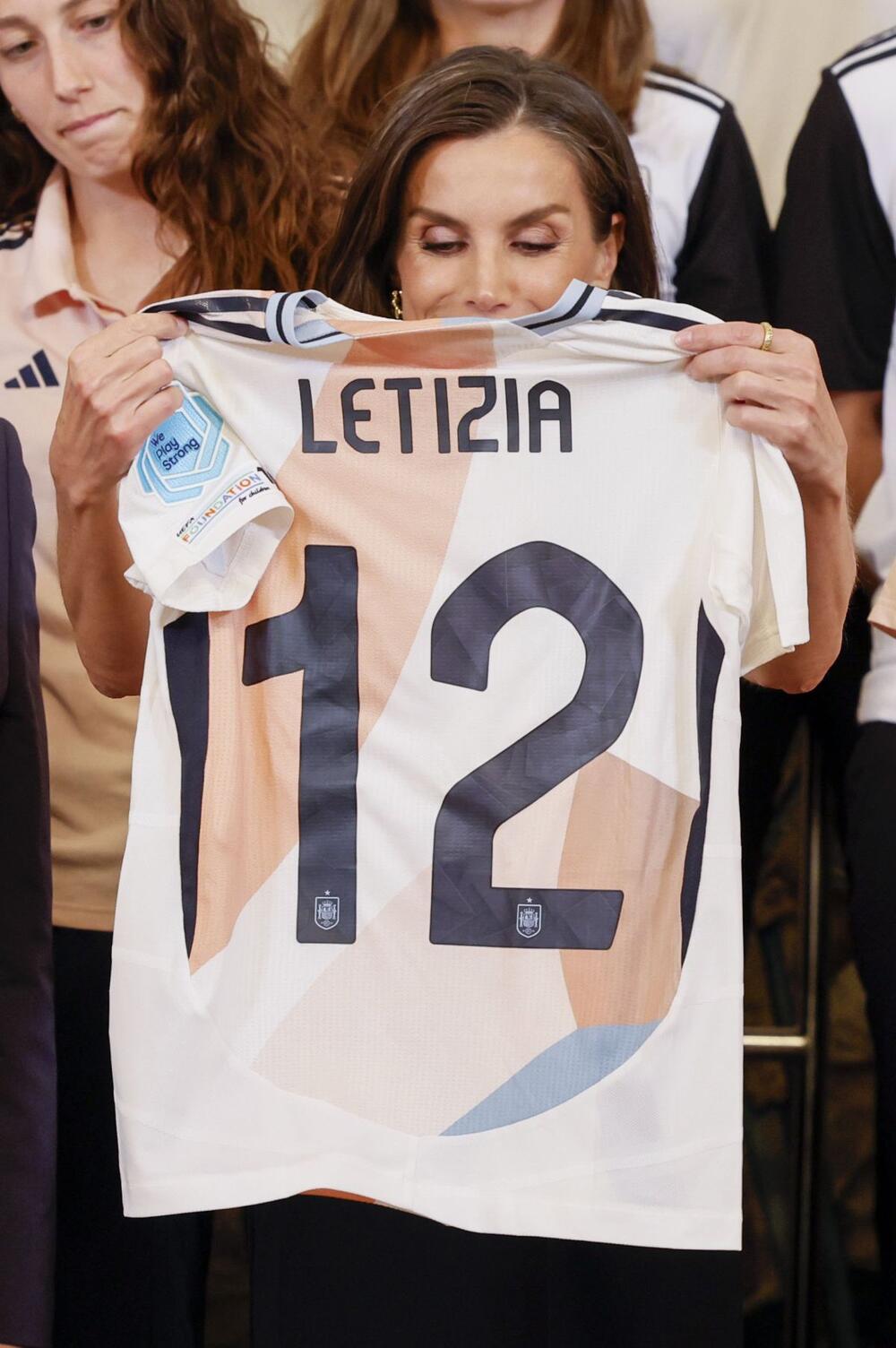 Španska kraljica Leticija u crno-beloj kombinaciji