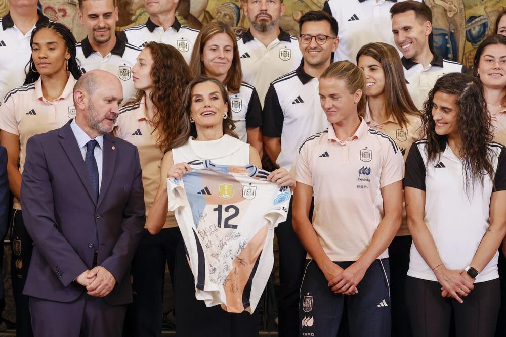 Španska kraljica Leticija u crno-beloj kombinaciji