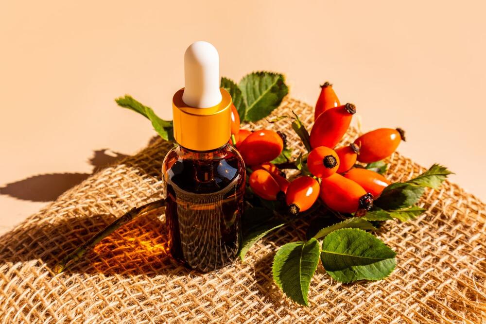Ulje šipurka (eng. rosehip oil) u bočici s pipetom